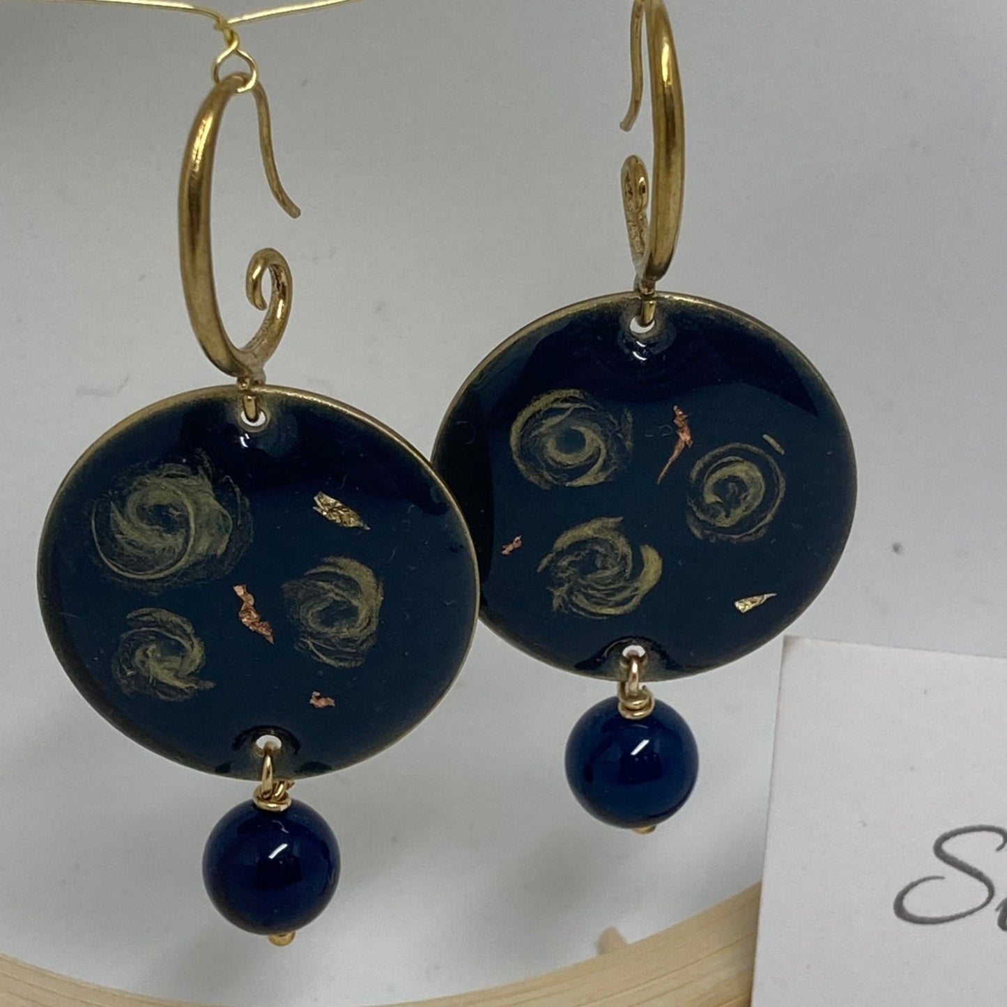 Orecchini pendenti blu e oro in ottone naturale linea 'Galassia'