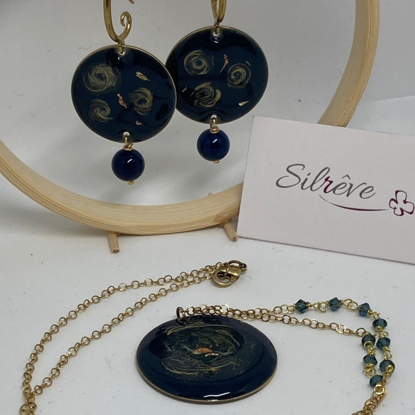 Collana in ottone con ciondolo tondo 'Galassia'