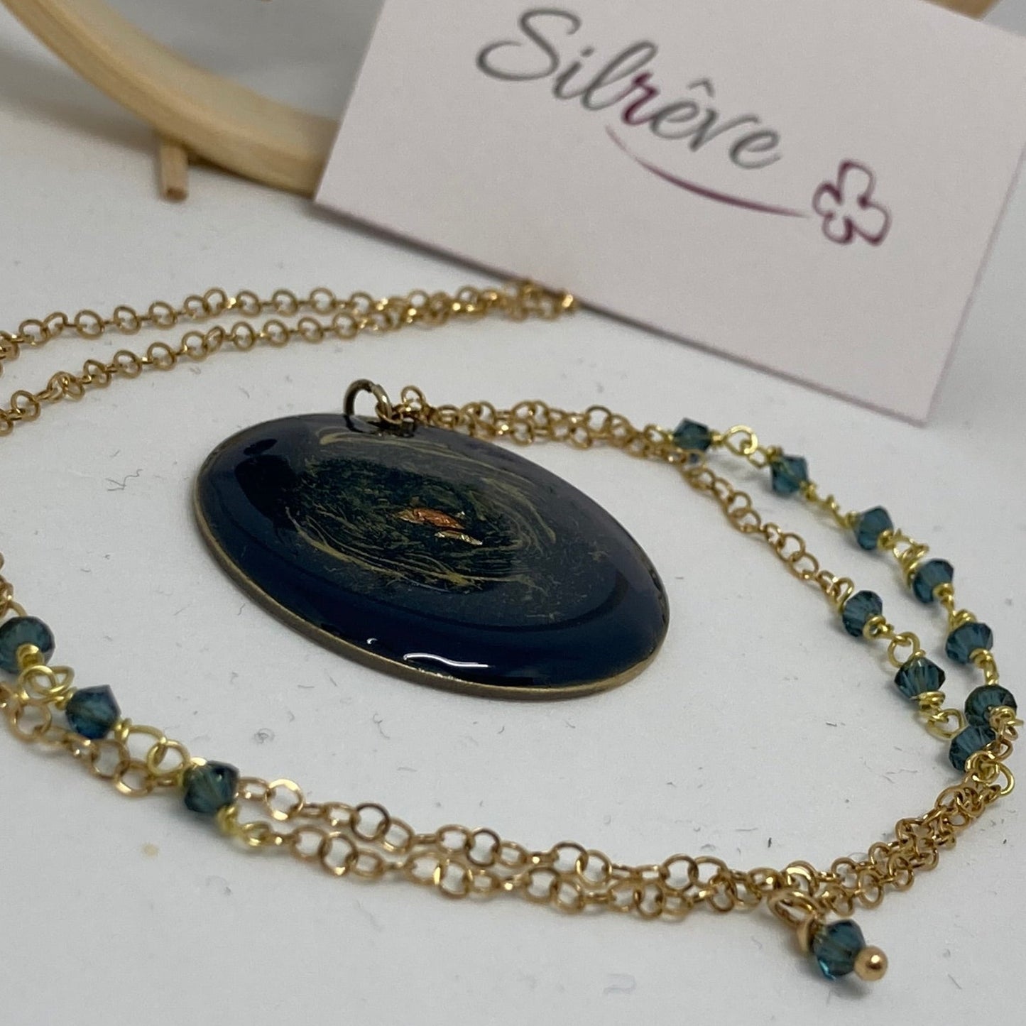 Collana in ottone con ciondolo tondo 'Galassia'