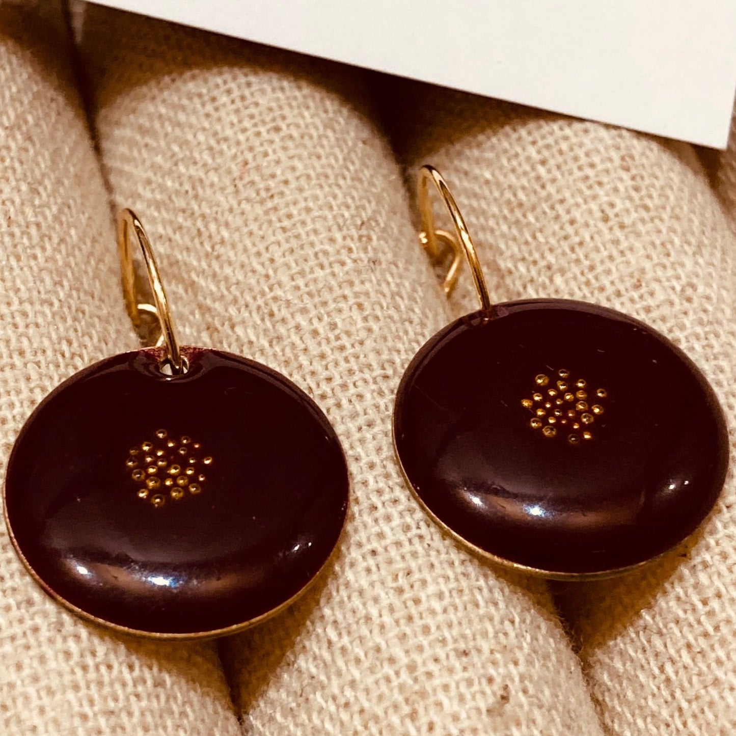 Orecchini pendenti in ottone con micro perle