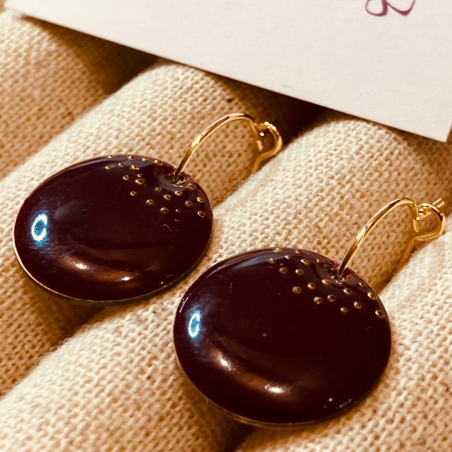 Orecchini pendenti in ottone con micro perle
