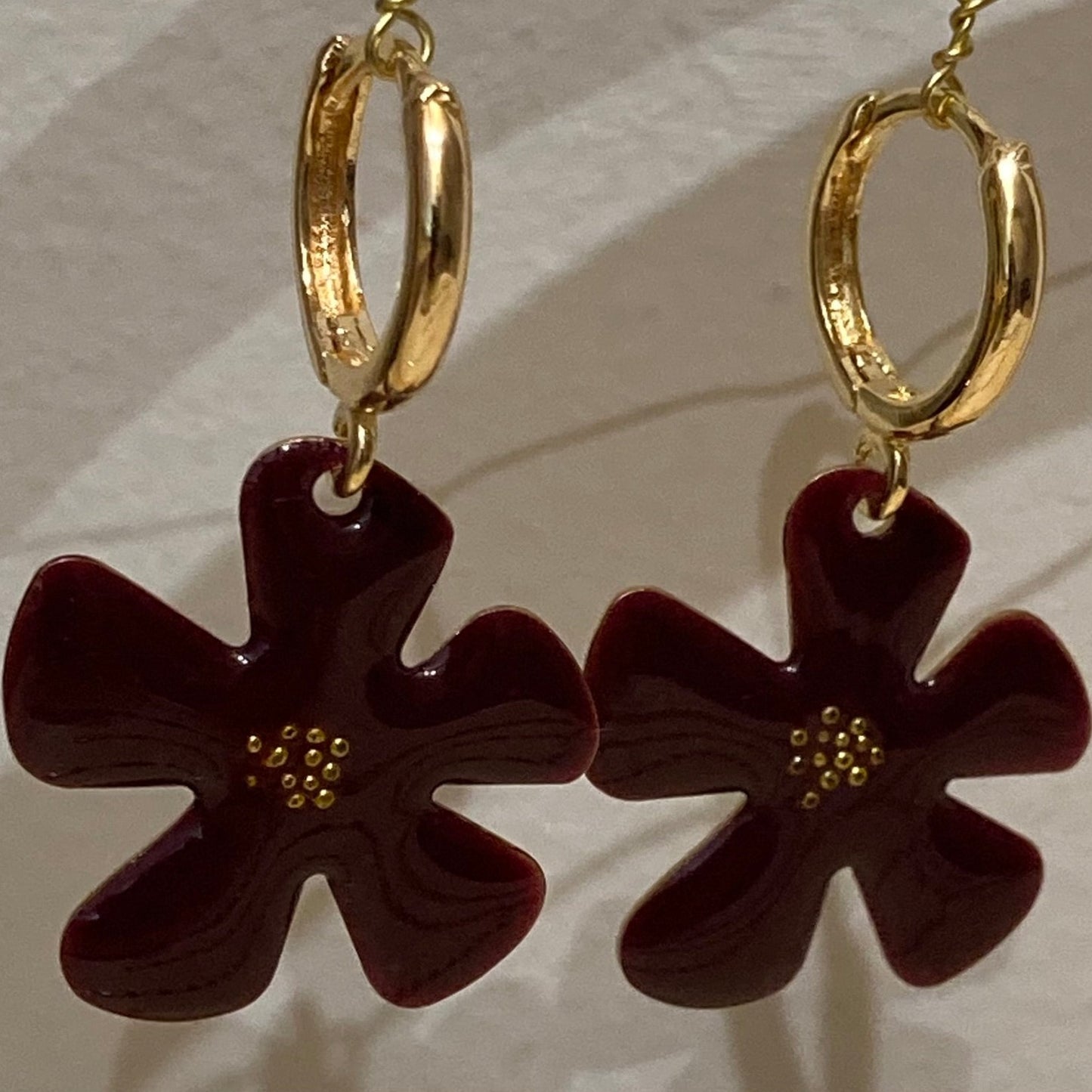 Orecchini pendenti in ottone con micro perle