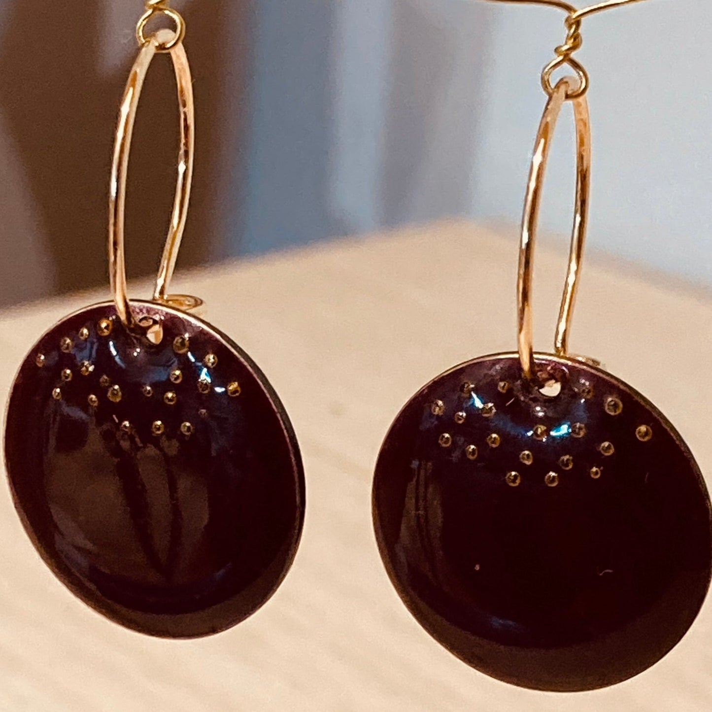 Orecchini pendenti in ottone con micro perle