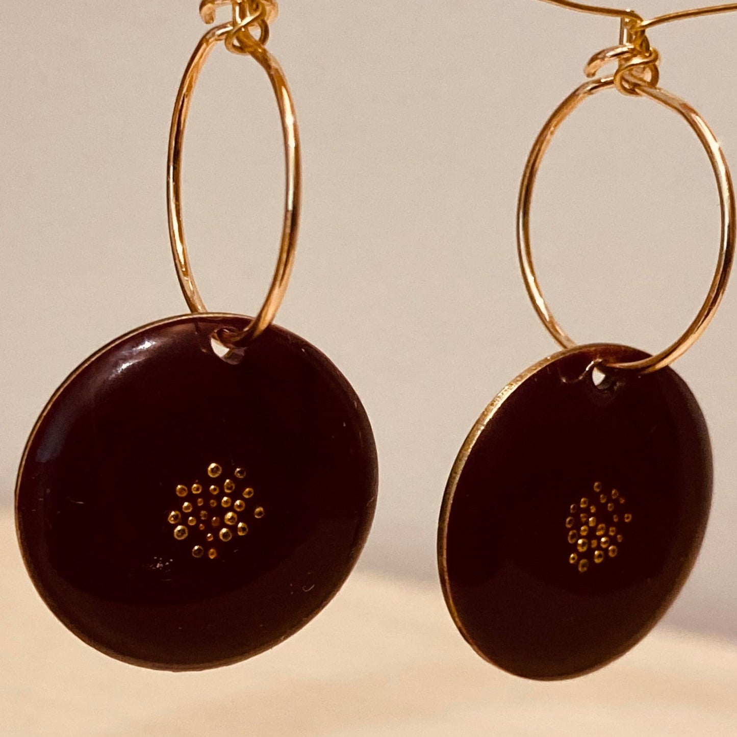 Orecchini pendenti in ottone con micro perle