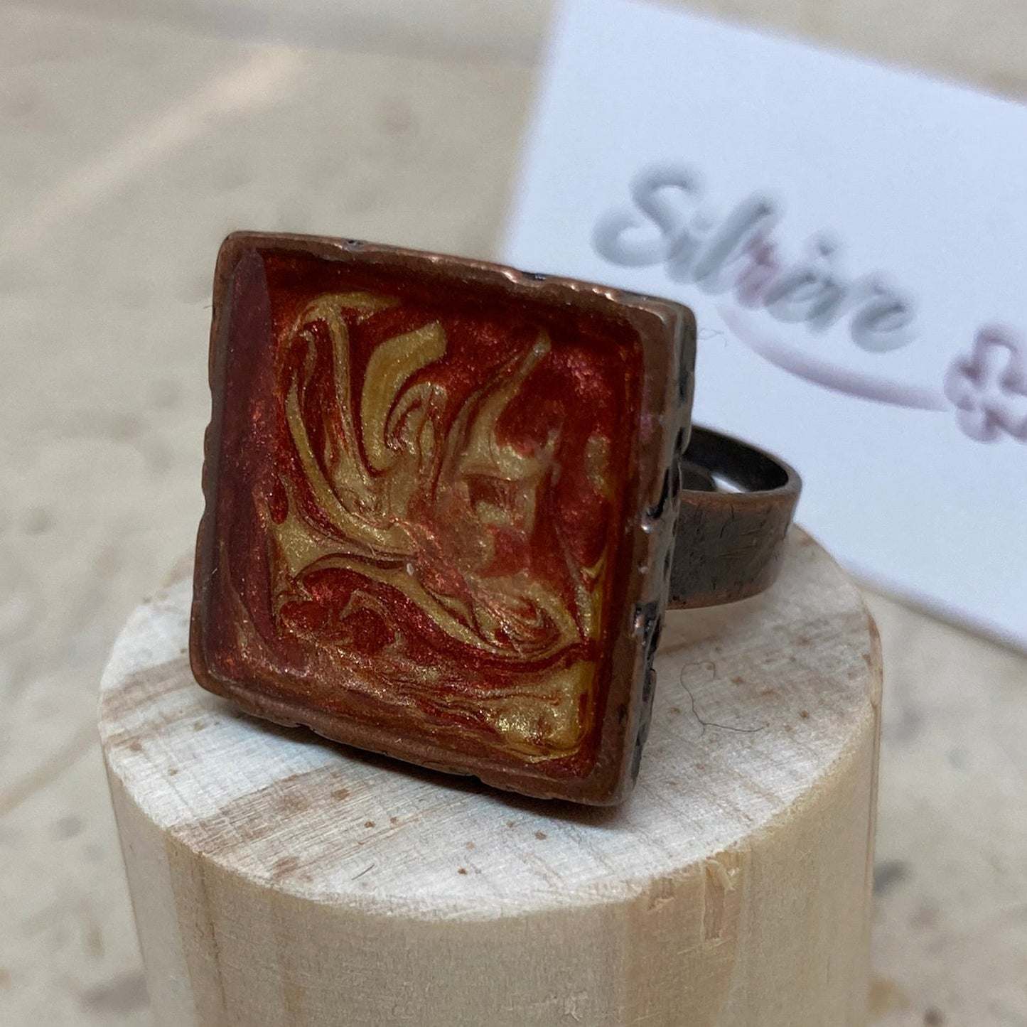 Anello quadrato in rame, regolabile, dipinto e vetrificato a mano