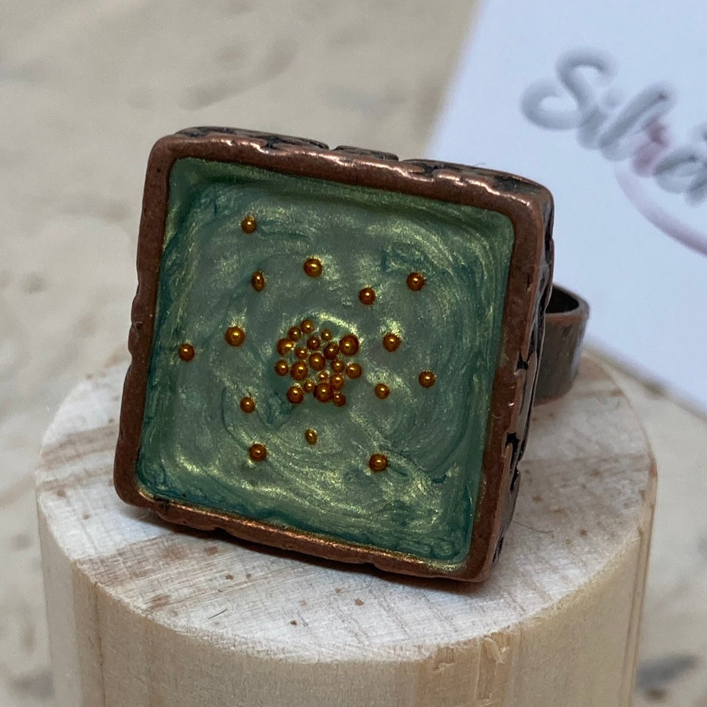 Anello quadrato in rame, regolabile, dipinto e vetrificato a mano