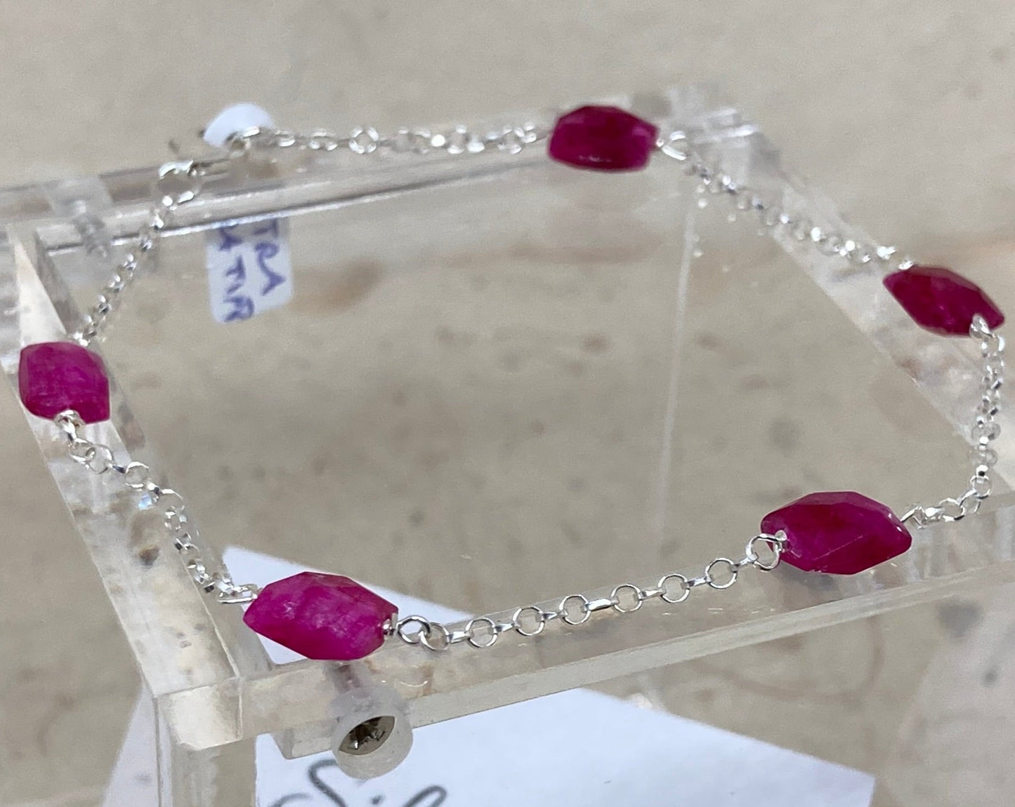 Braccialetto rolò in Ag. 925, impreziosito con pietra dura tinta rubino