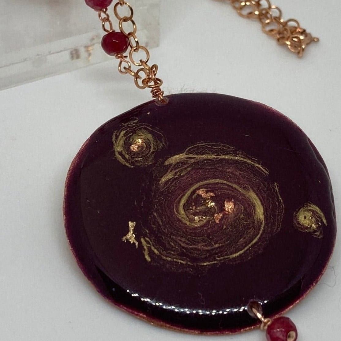 Collana in rame con ciondolo tondo 'Galassia'