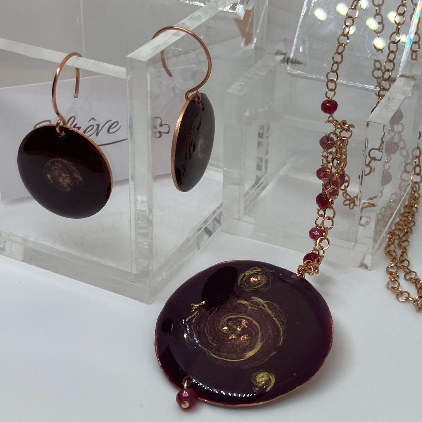Orecchini tondi bordeaux e oro in rame linea 'Galassia'