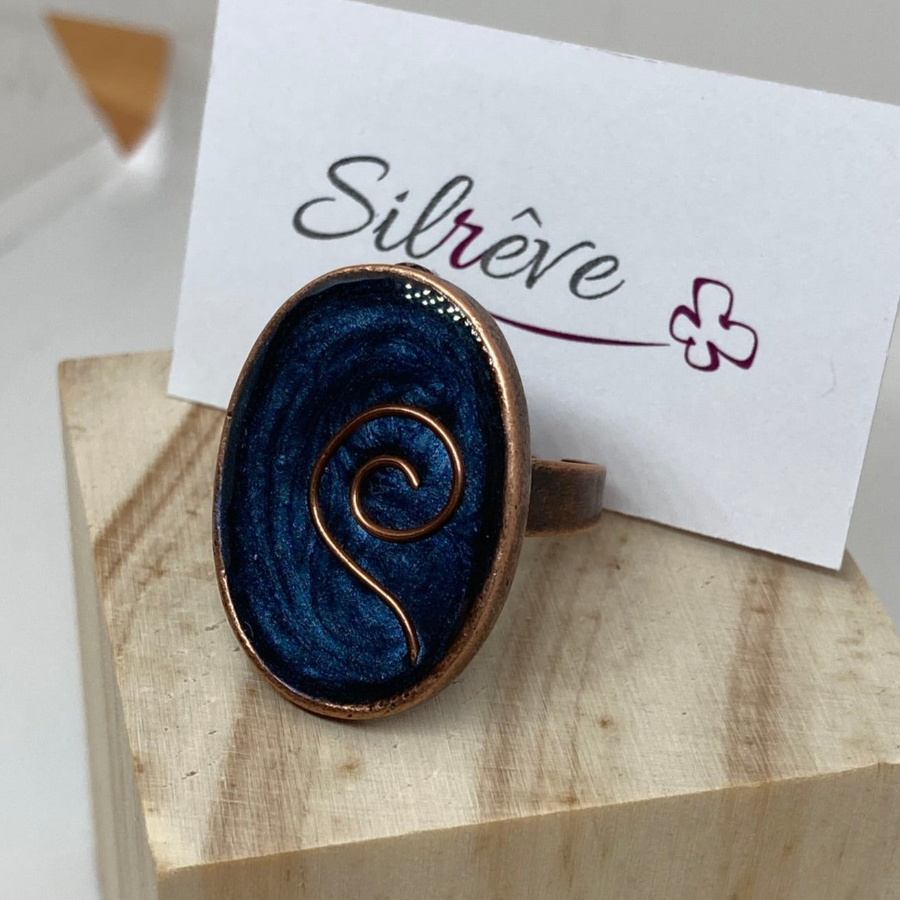 Anello ovale in rame, regolabile, dipinto e vetrificato a mano