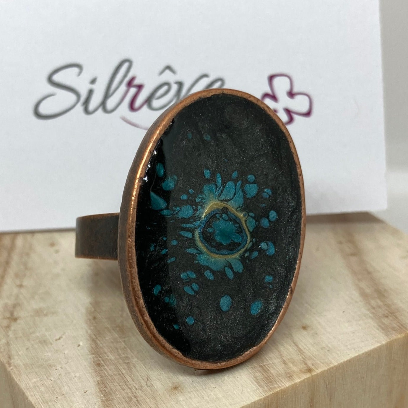Anello ovale in rame, regolabile, dipinto e vetrificato a mano