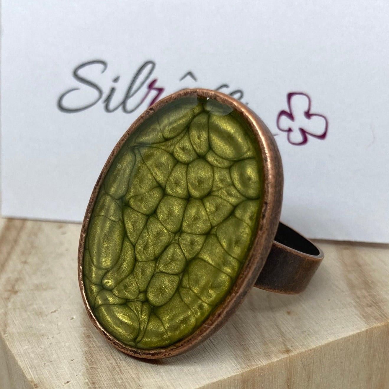 Anello ovale in rame, regolabile, dipinto e vetrificato a mano