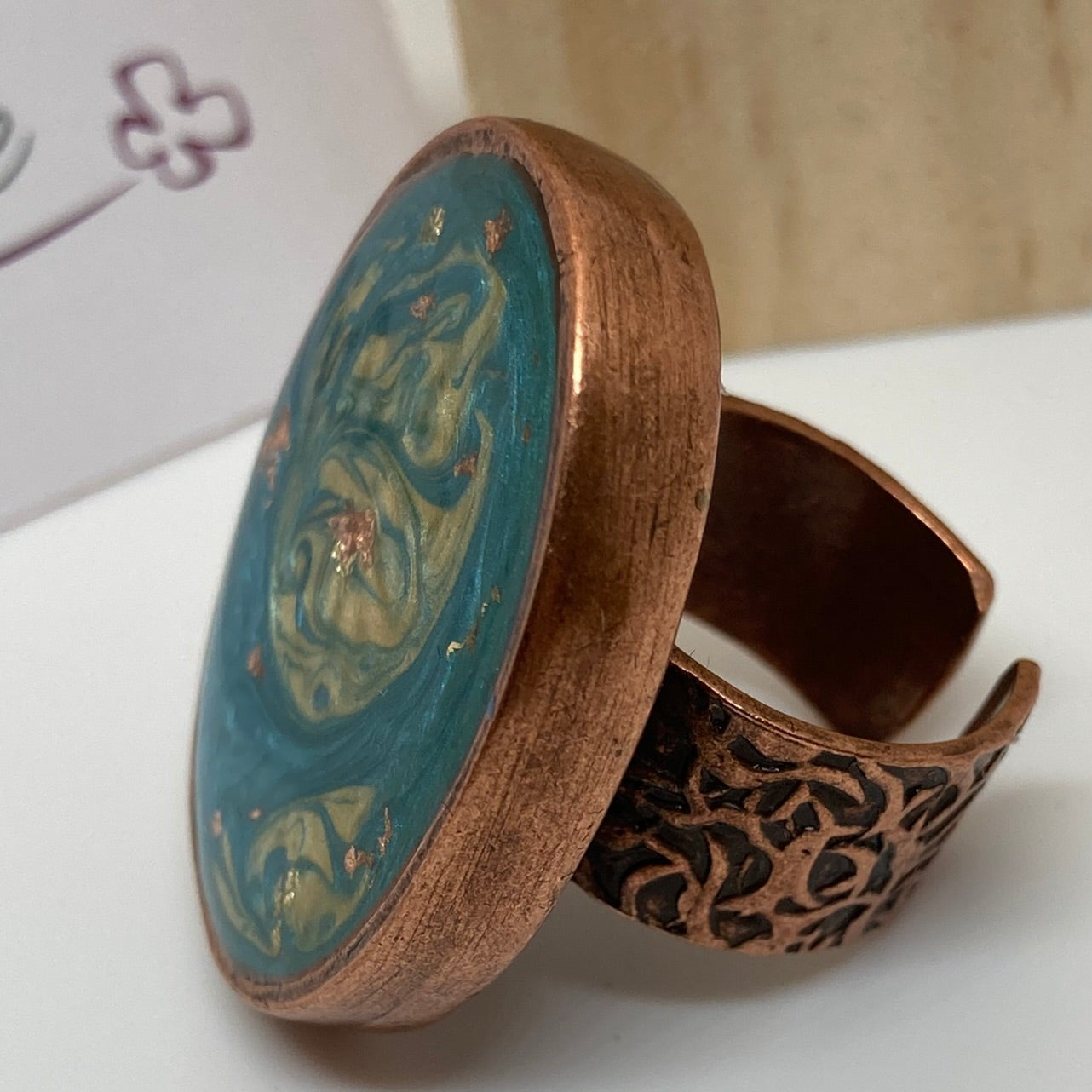 Anello ovale in rame, regolabile, dipinto e vetrificato a mano