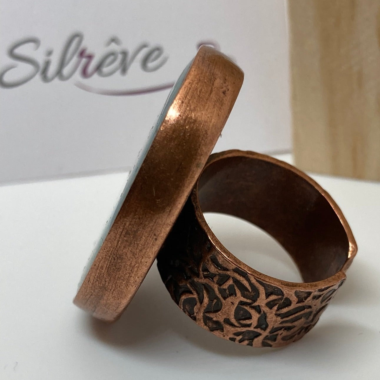Anello ovale in rame, regolabile, dipinto e vetrificato a mano