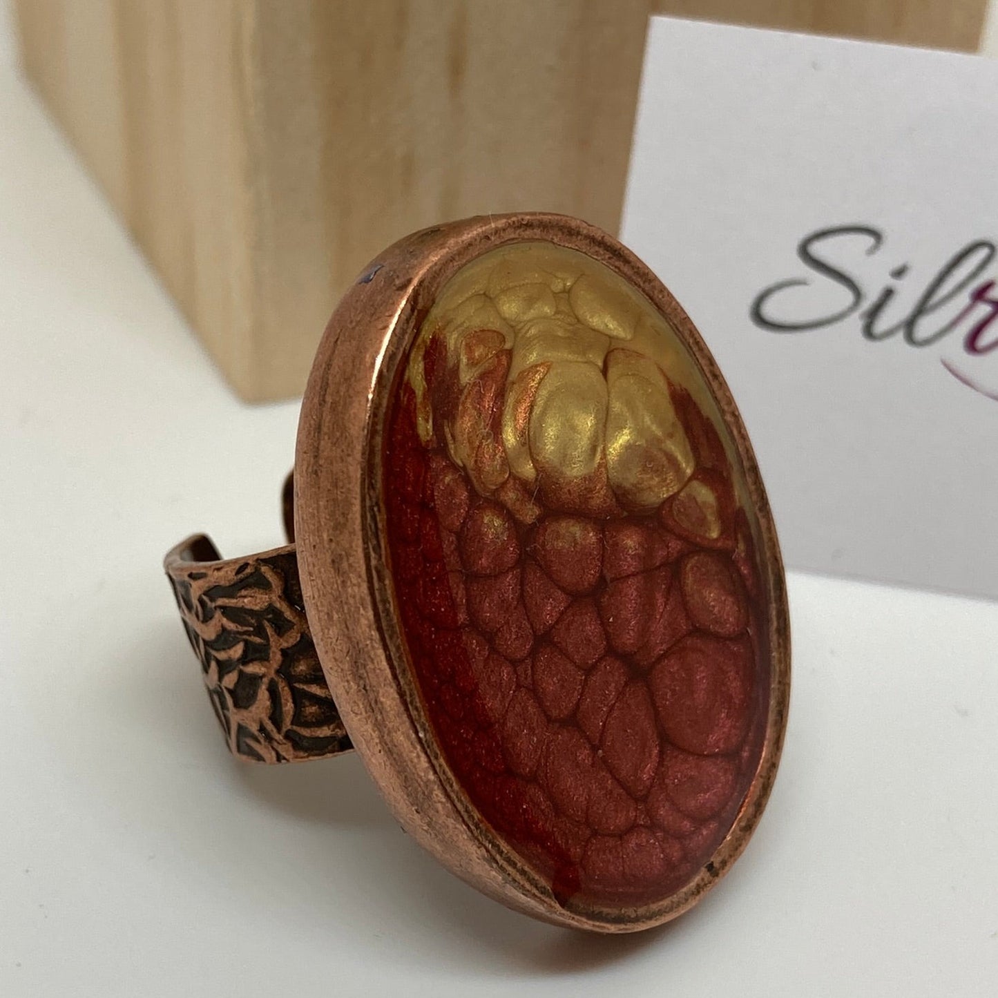 Anello ovale in rame, regolabile, dipinto e vetrificato a mano