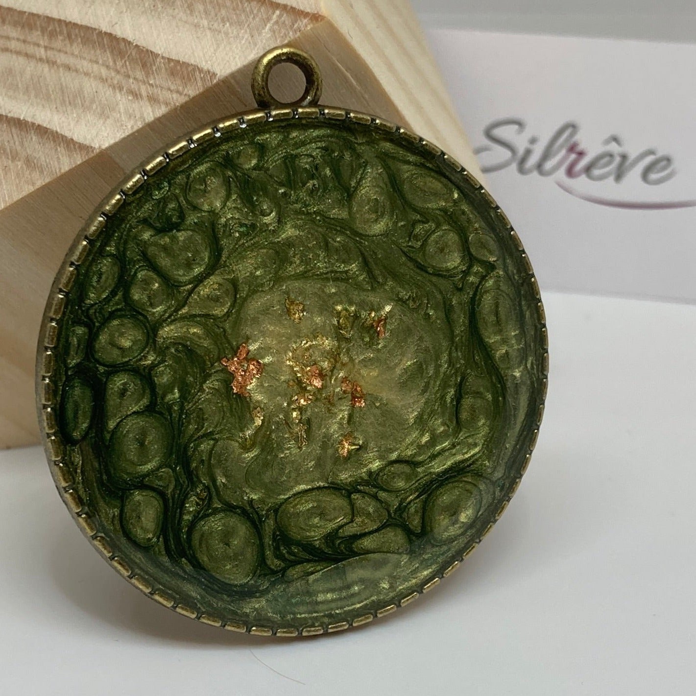 Collana in bronzo con ciondolo tondo dipinto e vetrificato a mano.
