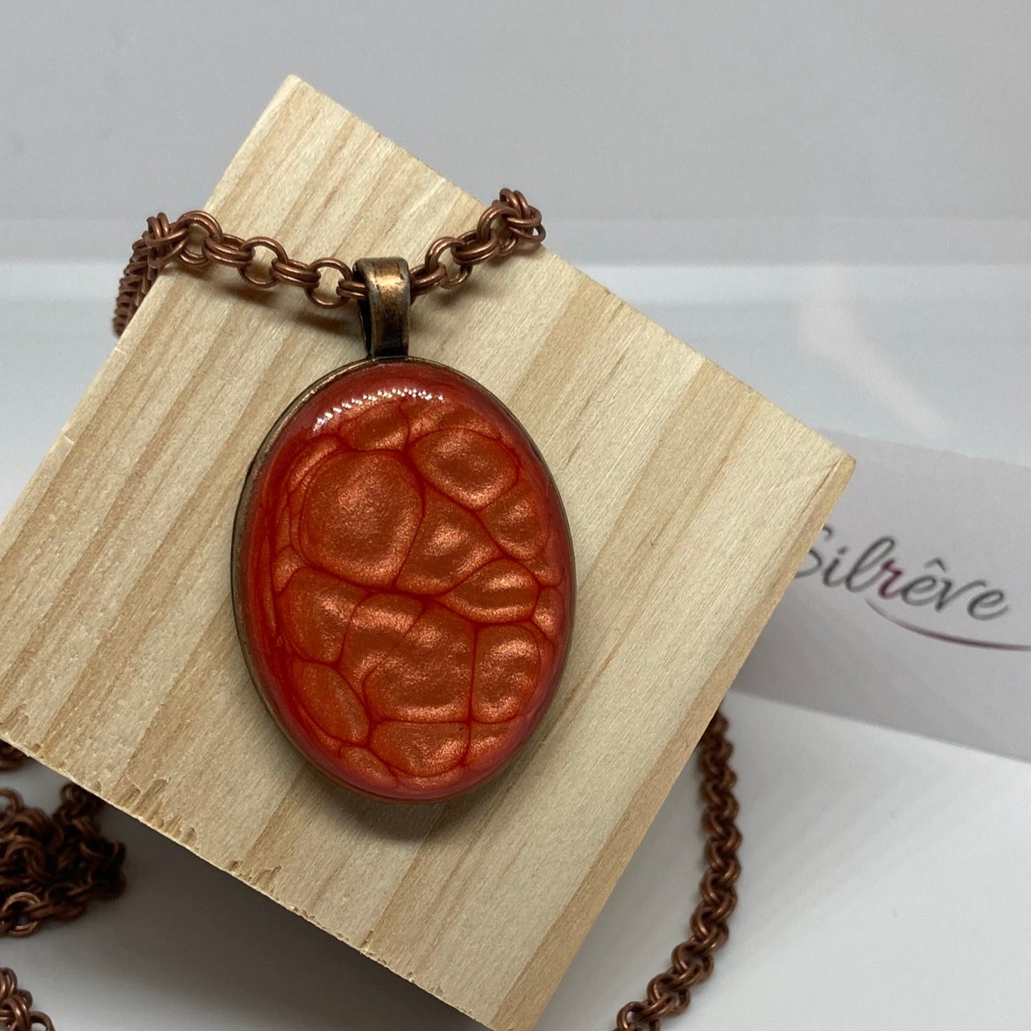 Collana in rame con ciondolo ovale dipinto e vetrificato a mano.