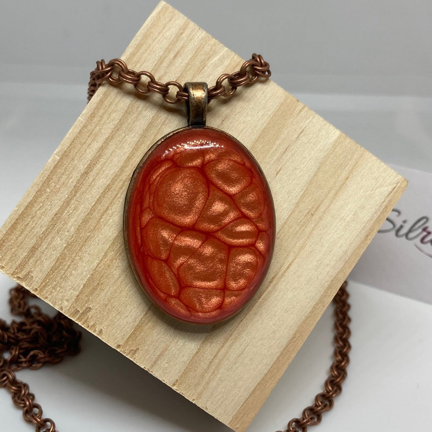 Collana in rame con ciondolo ovale dipinto e vetrificato a mano.