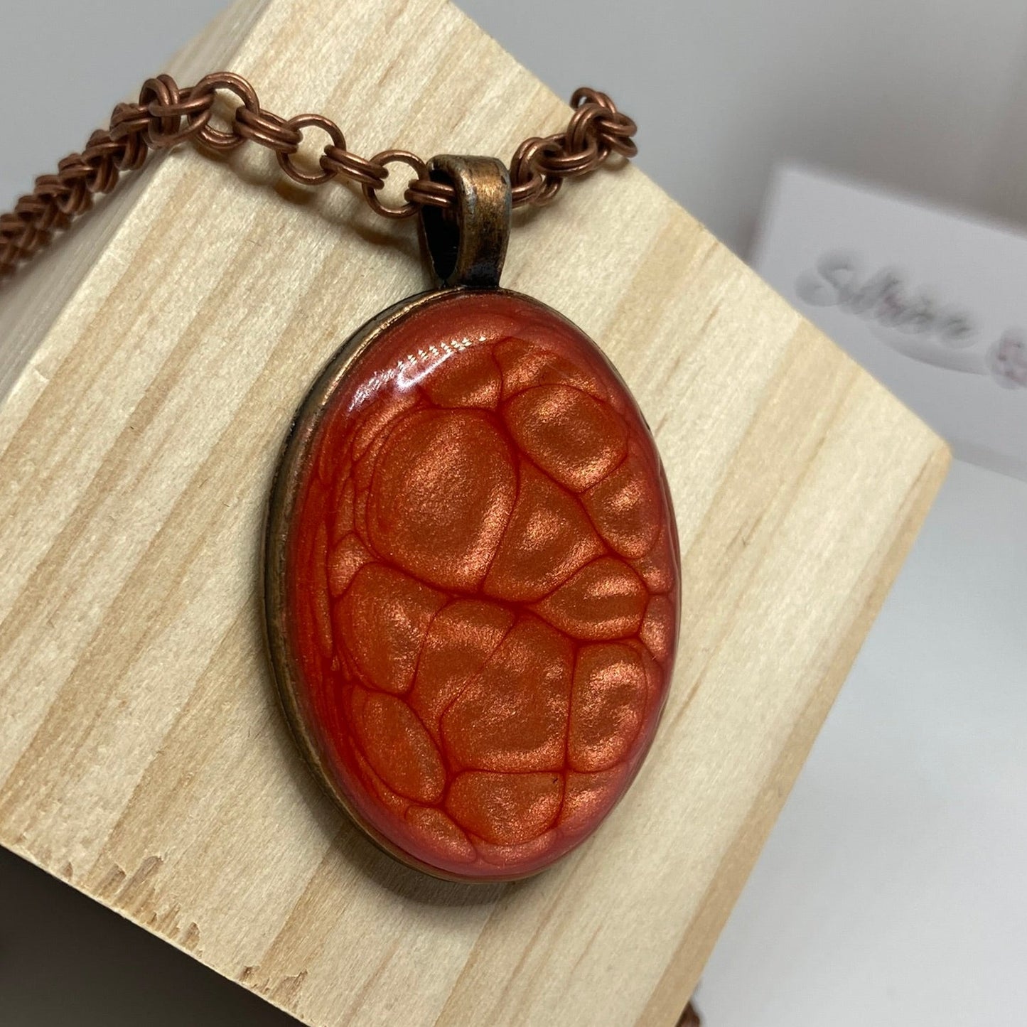 Collana in rame con ciondolo ovale dipinto e vetrificato a mano.