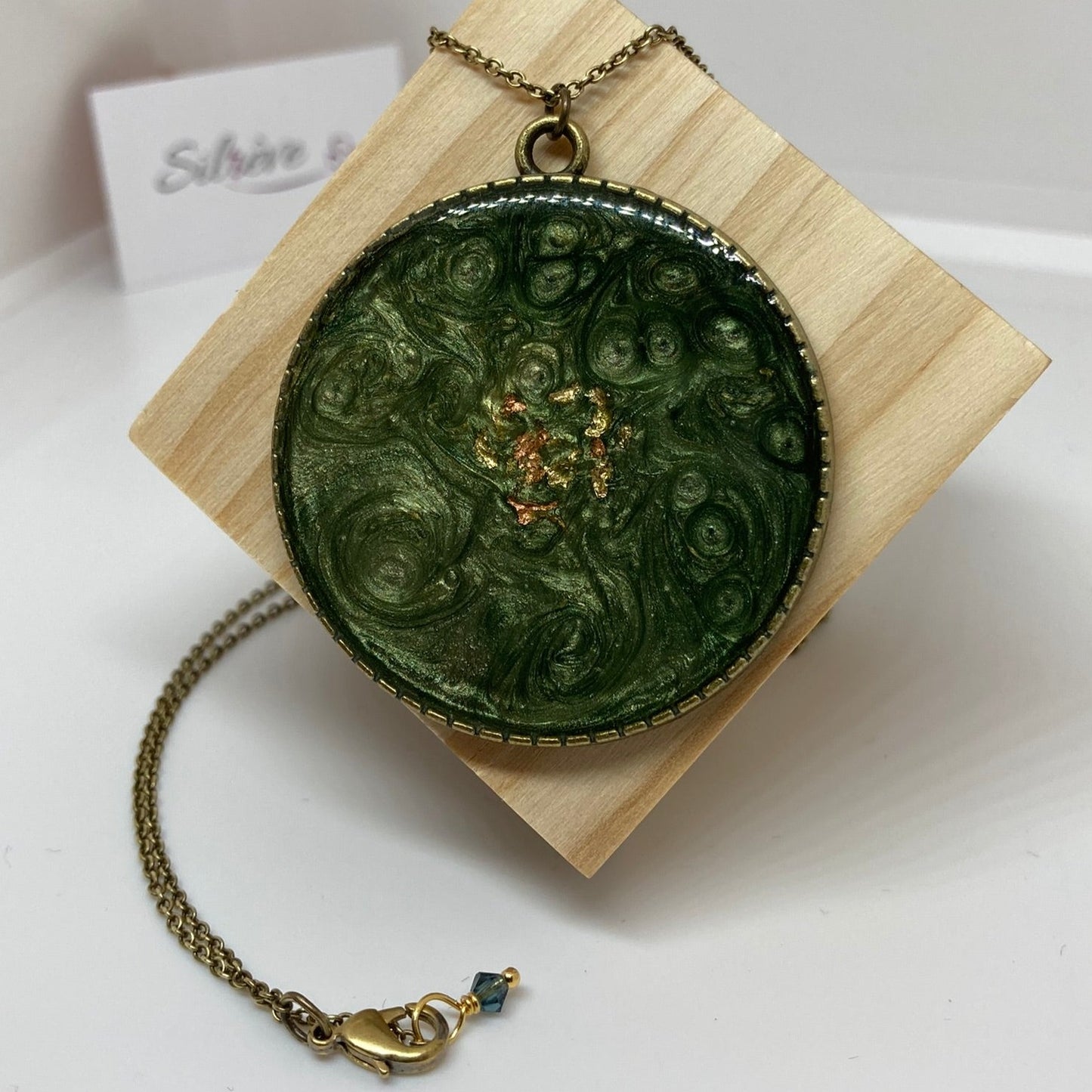 Collana in bronzo con ciondolo tondo dipinto e vetrificato a mano.