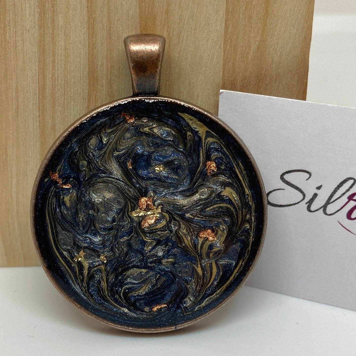 Collana in rame con ciondolo tondo, dipinto e vetrificato a mano.