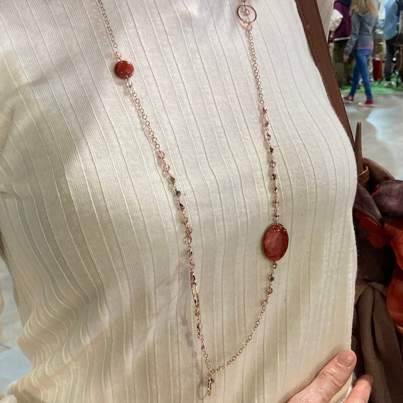 Collana in rame con inserti tondo e ovale dipinti e vetrificati a mano, impreziosita con cristalli