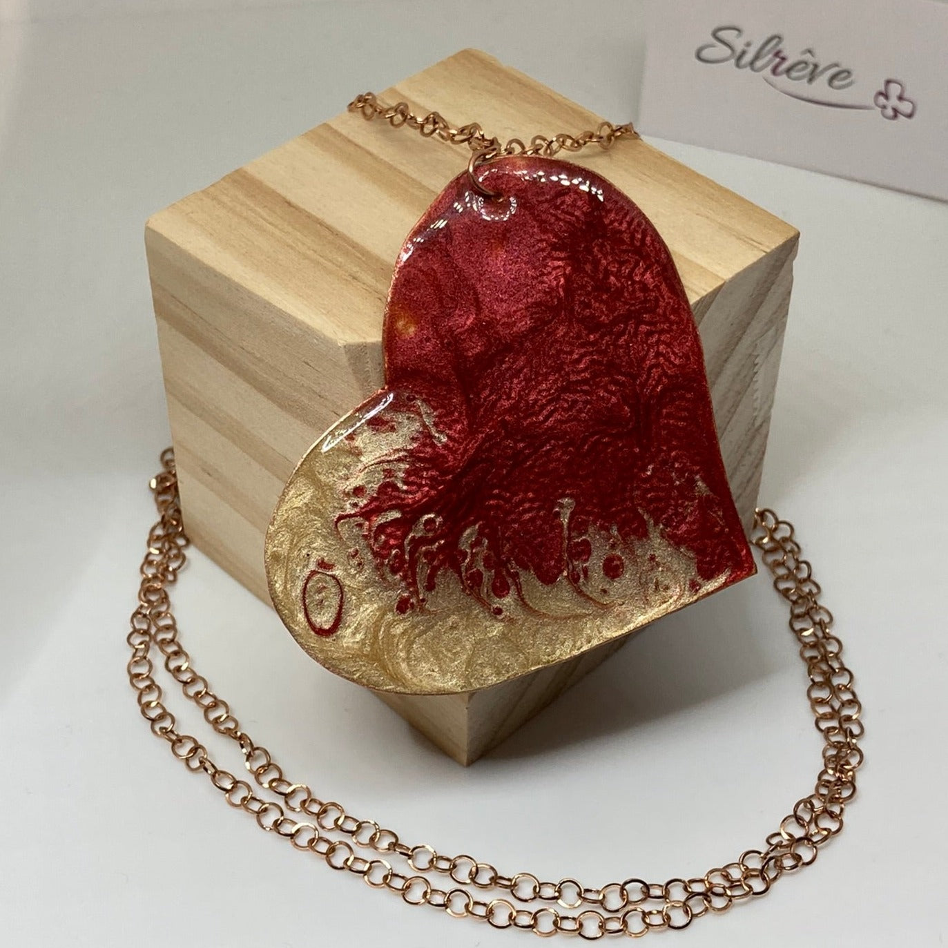 Collana in rame con ciondolo a cuore, impreziosita con piccoli cristalli.