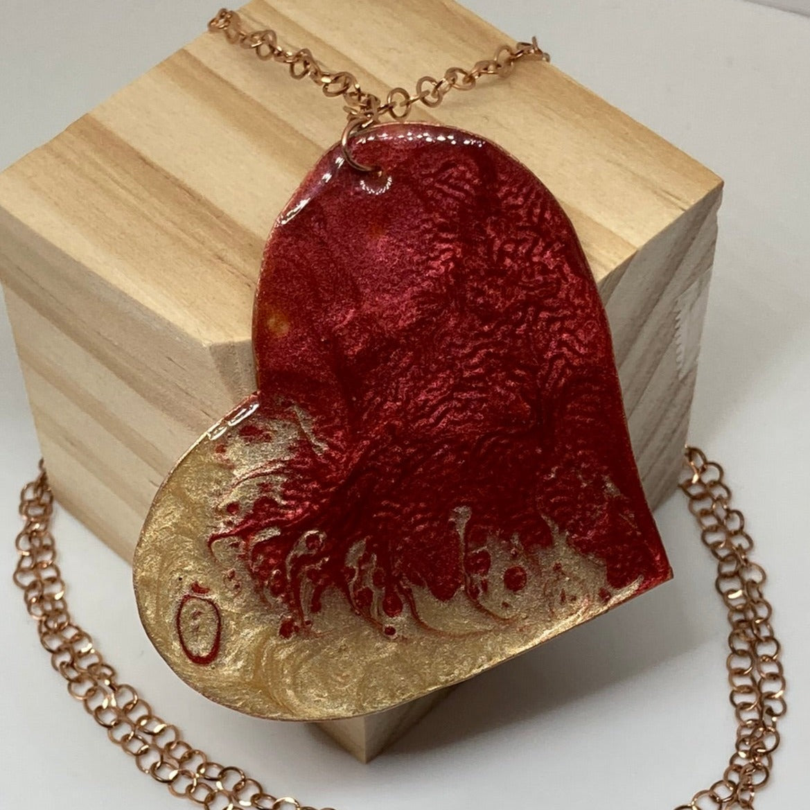 Collana in rame con ciondolo a cuore, impreziosita con piccoli cristalli.