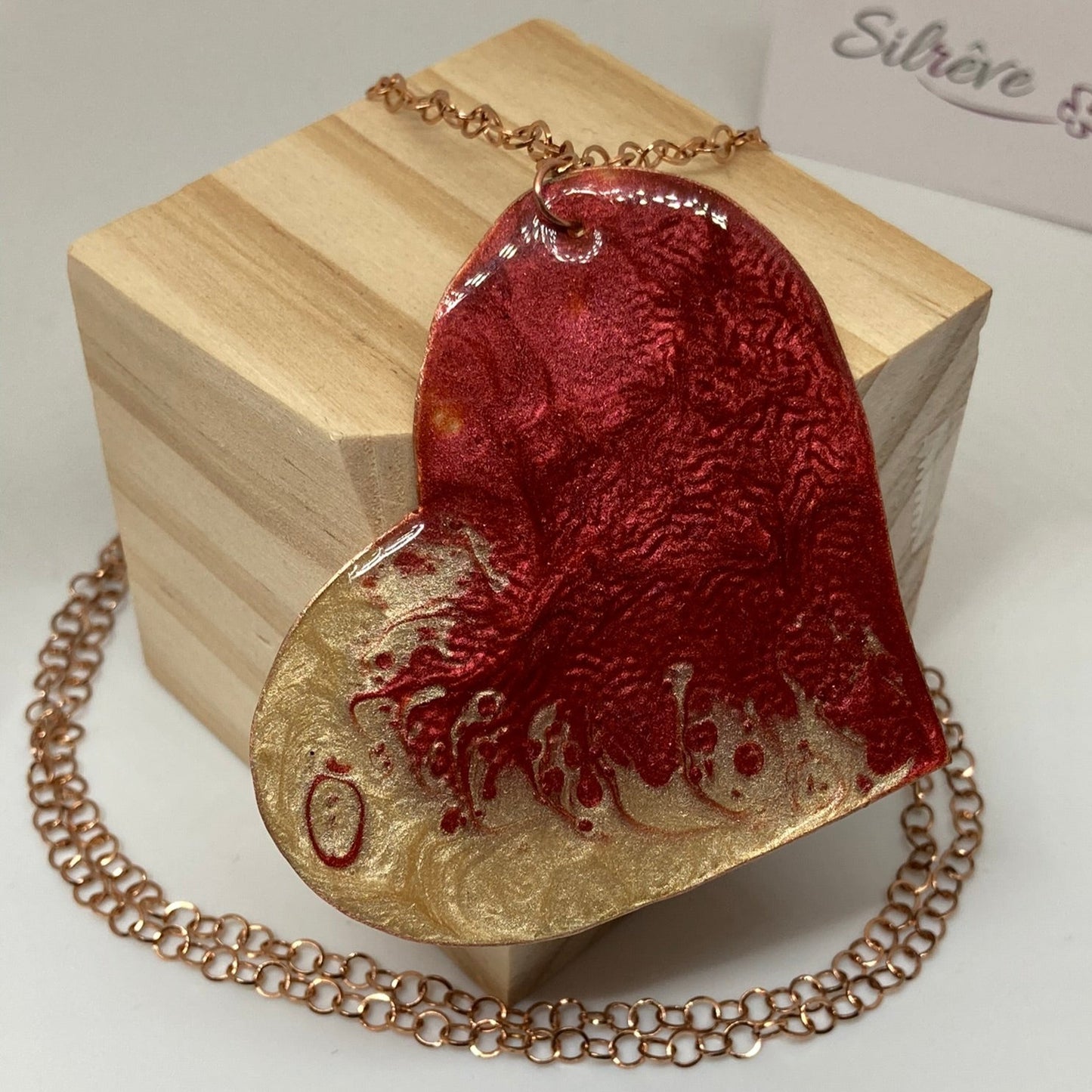 Collana in rame con ciondolo a cuore, impreziosita con piccoli cristalli.
