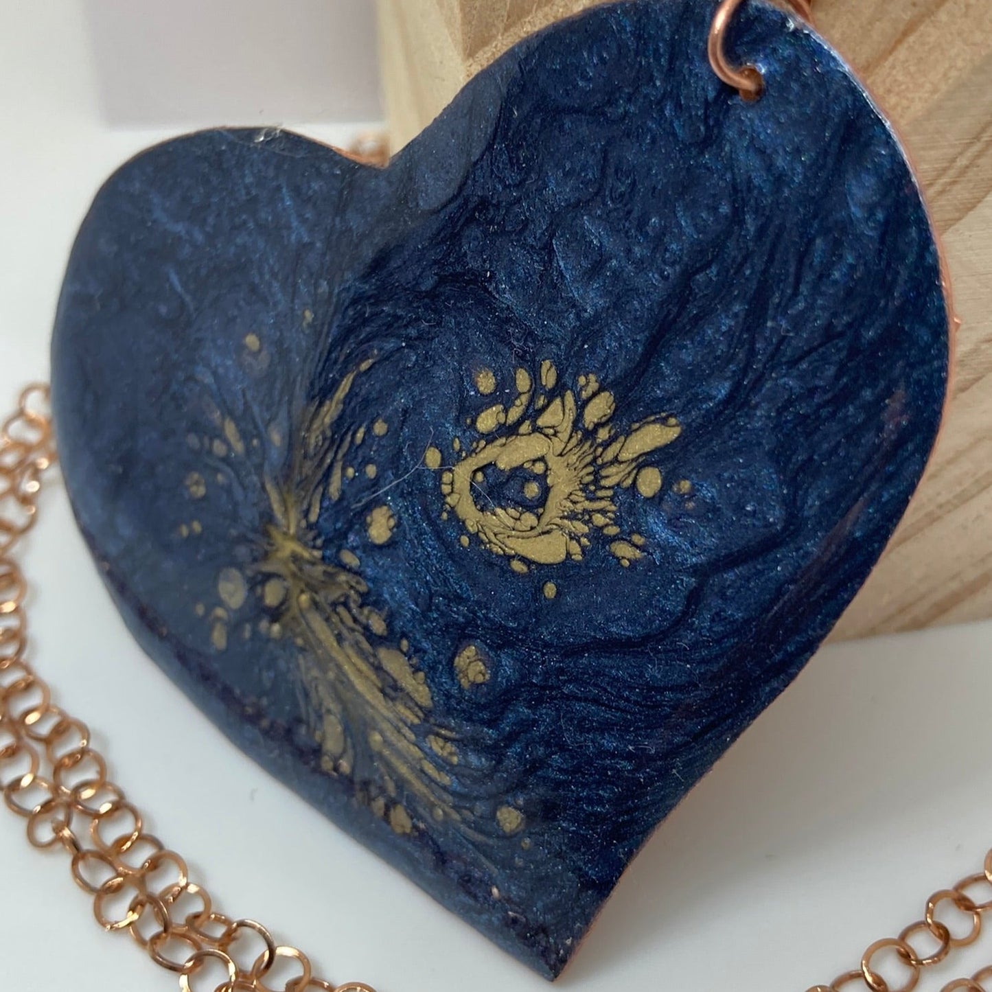 Collana in rame con ciondolo a cuore, impreziosita con piccoli cristalli.