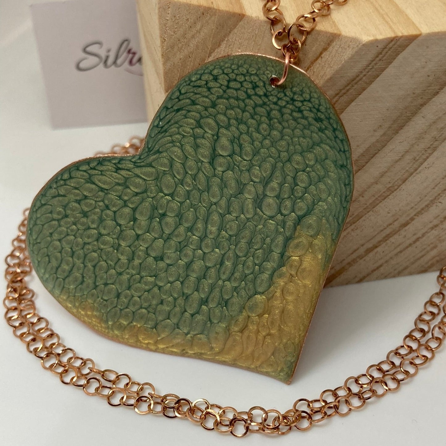 Collana in rame con ciondolo a cuore, impreziosita con piccoli cristalli.