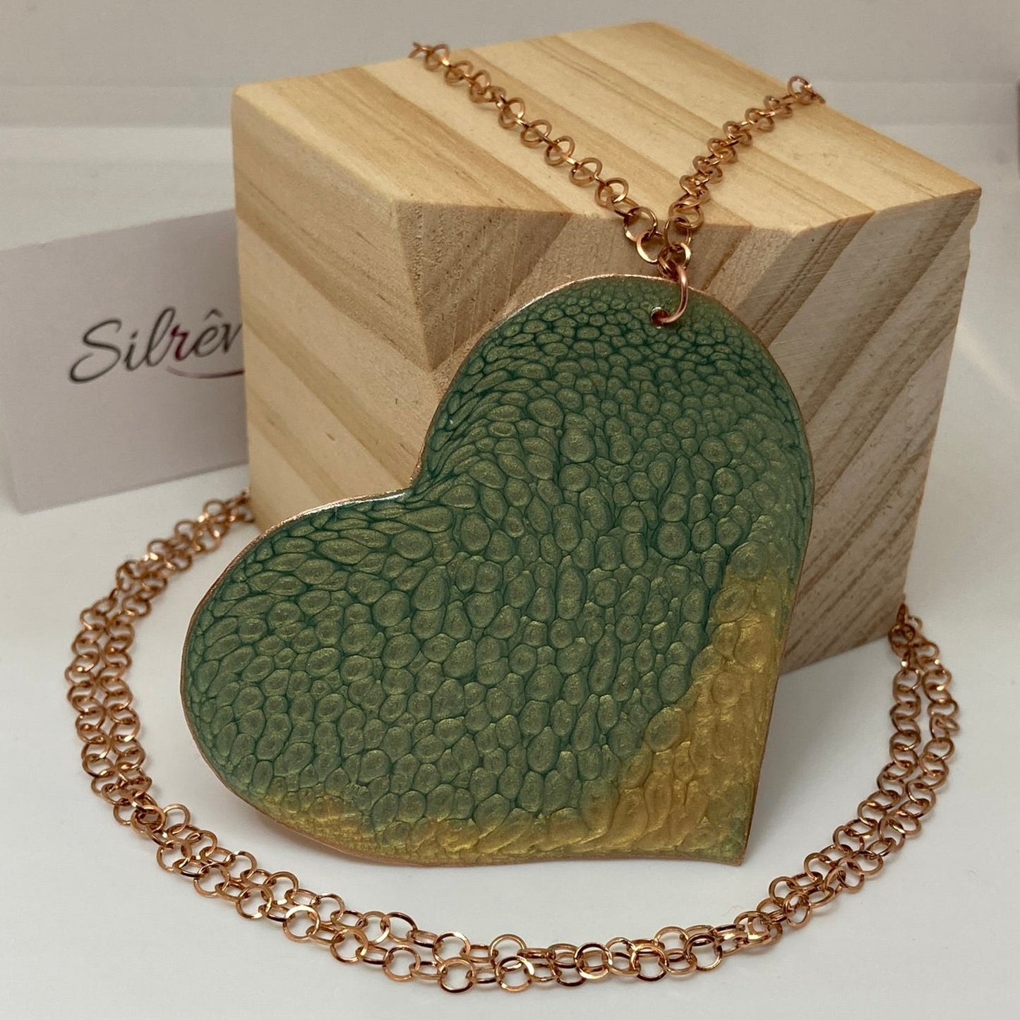 Collana in rame con ciondolo a cuore, impreziosita con piccoli cristalli.
