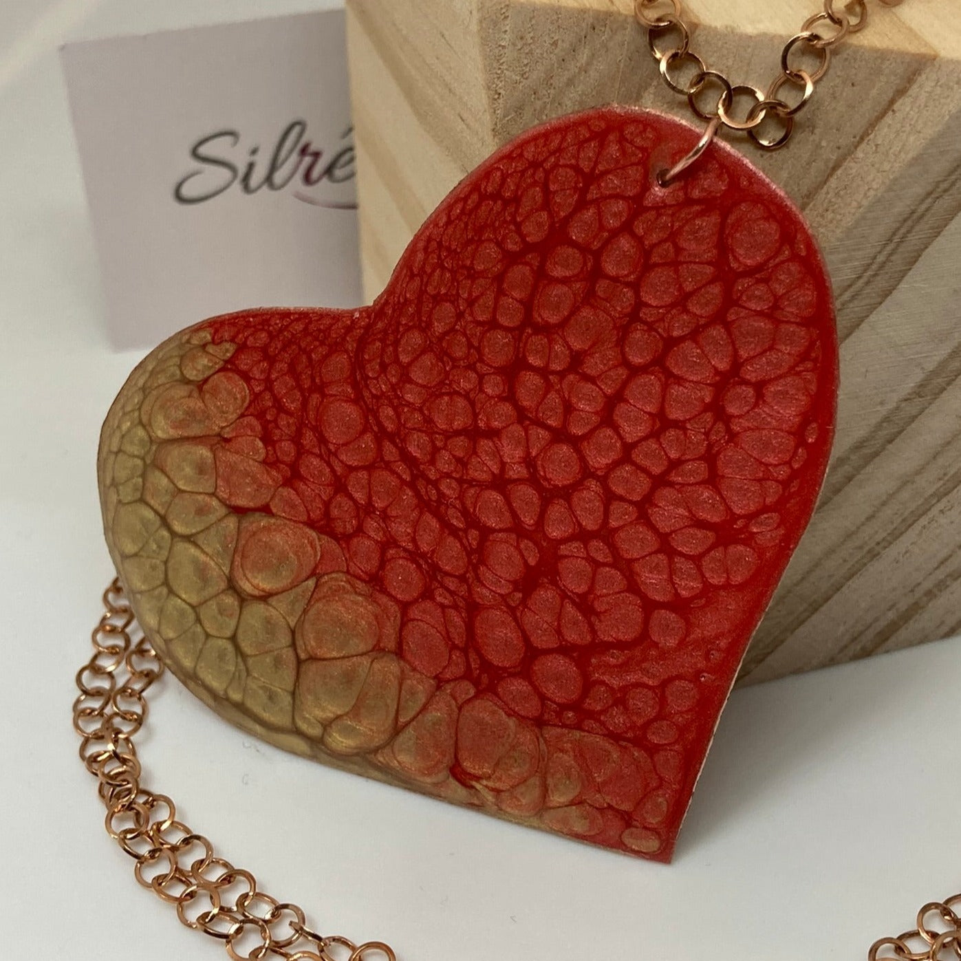 Collana in rame con ciondolo a cuore, impreziosita con piccoli cristalli.