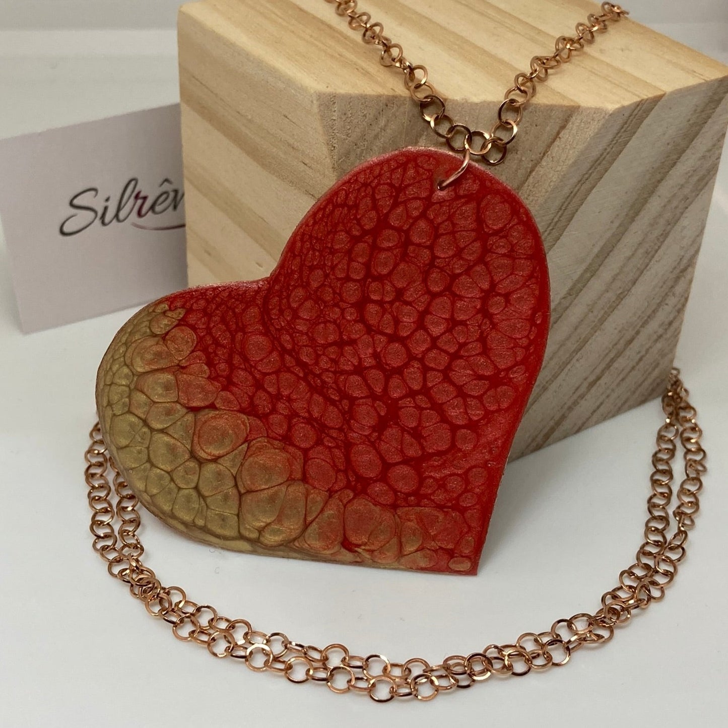 Collana in rame con ciondolo a cuore, impreziosita con piccoli cristalli.