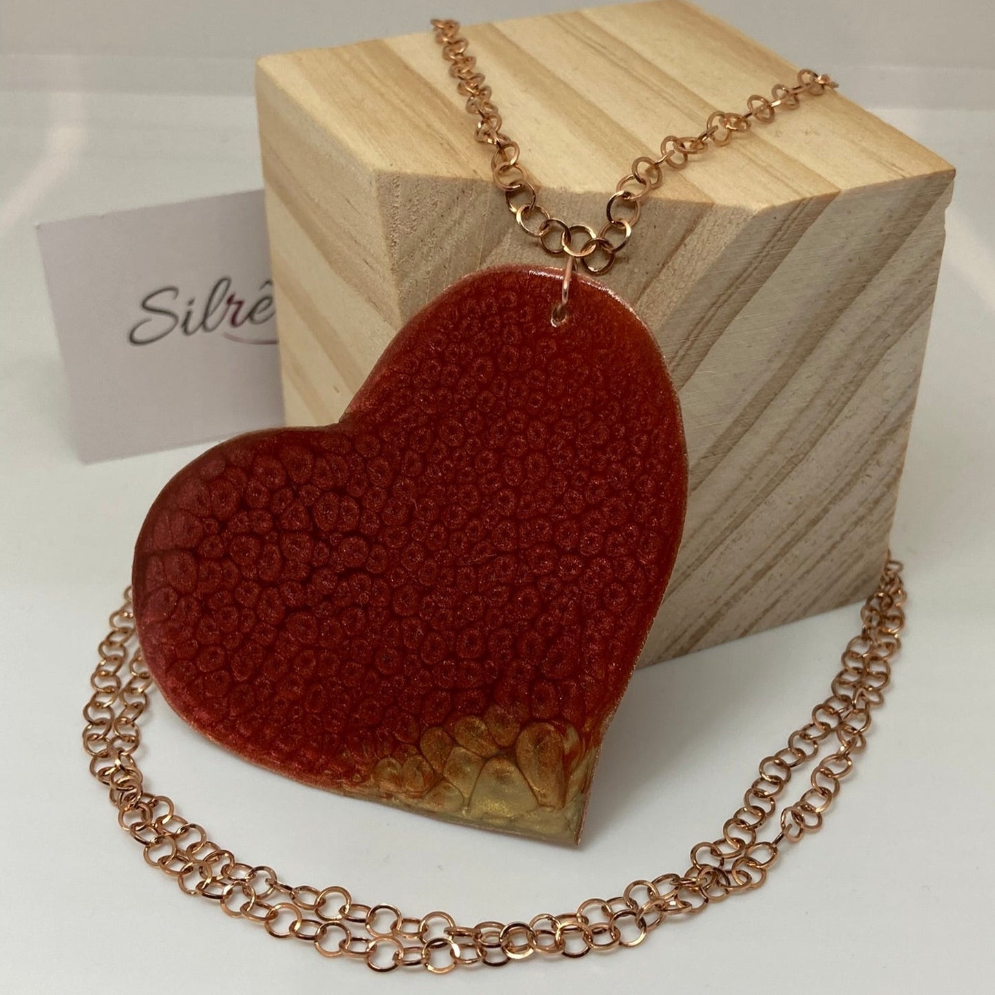 Collana in rame con ciondolo a cuore, impreziosita con piccoli cristalli.