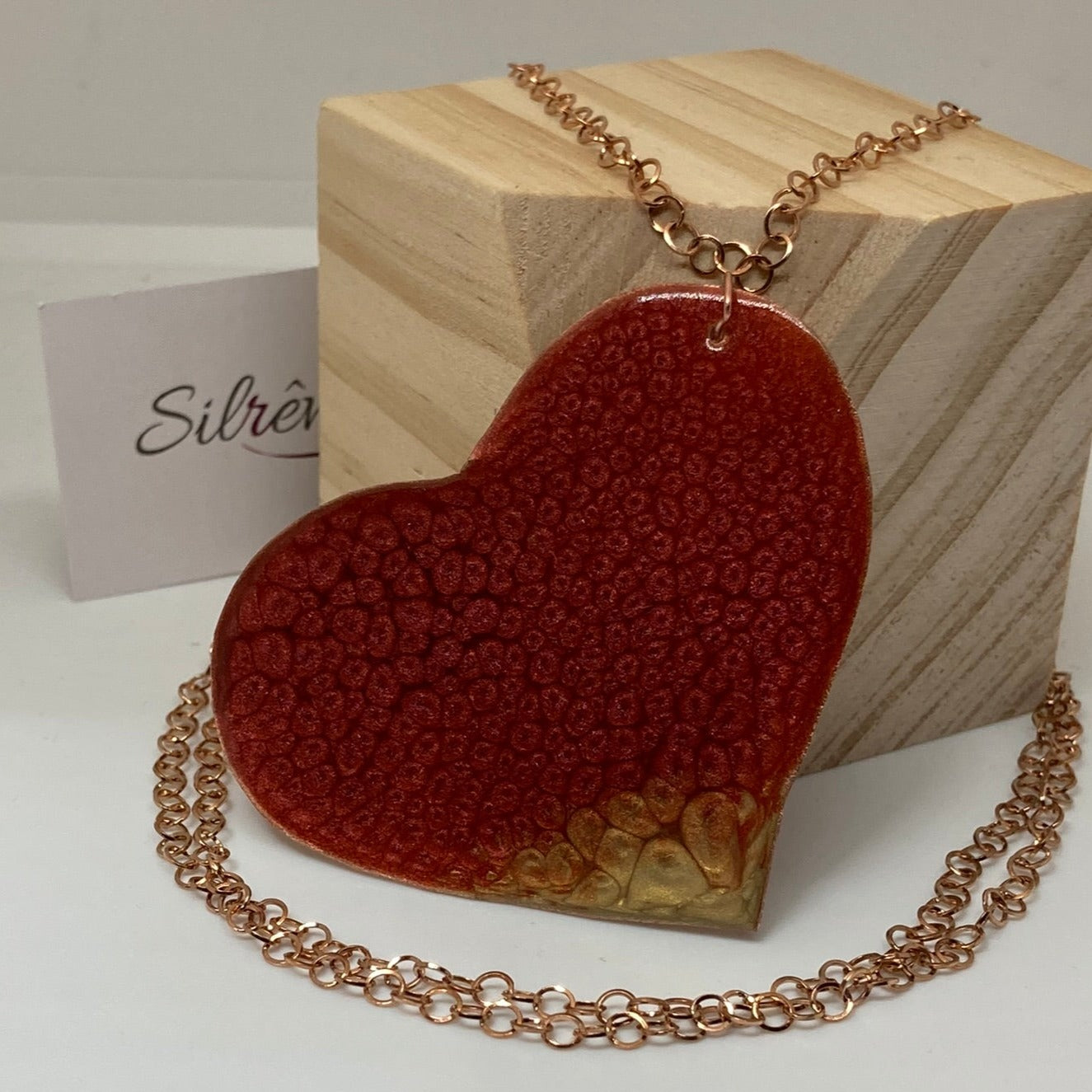Collana in rame con ciondolo a cuore, impreziosita con piccoli cristalli.