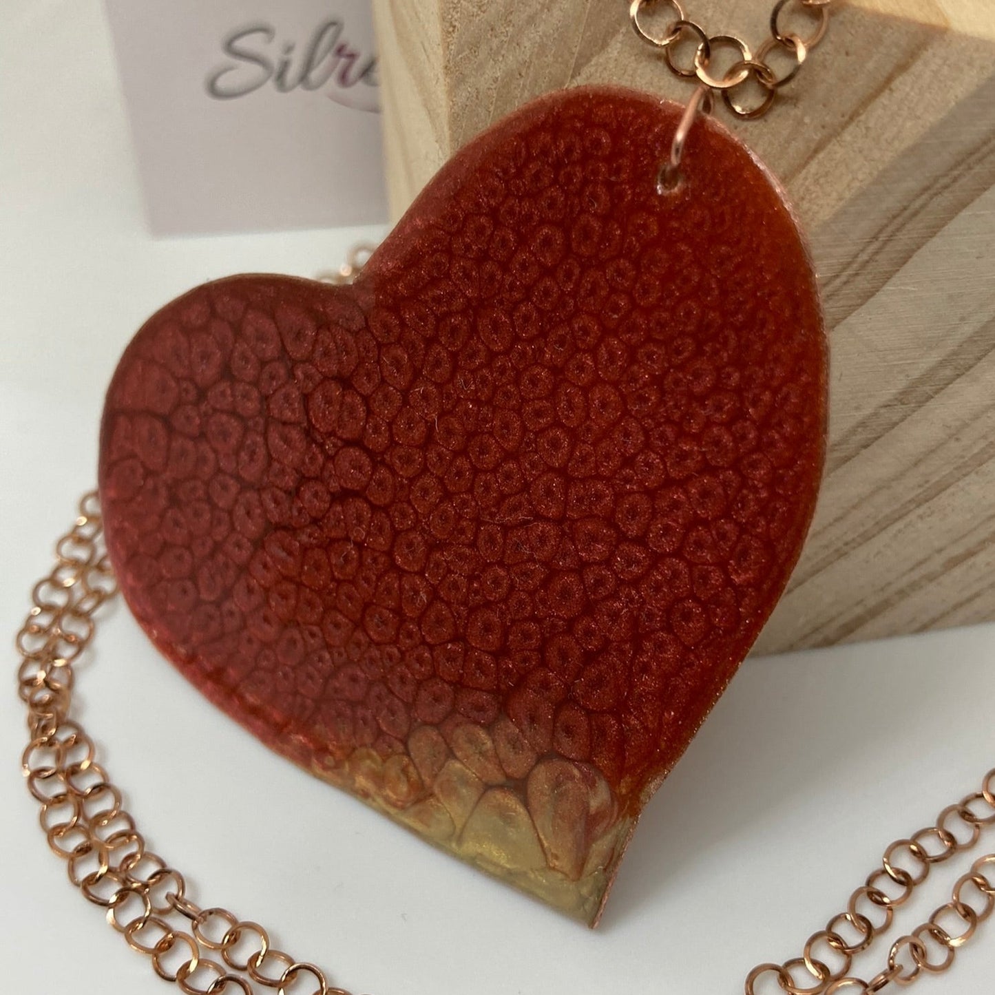 Collana in rame con ciondolo a cuore, impreziosita con piccoli cristalli.