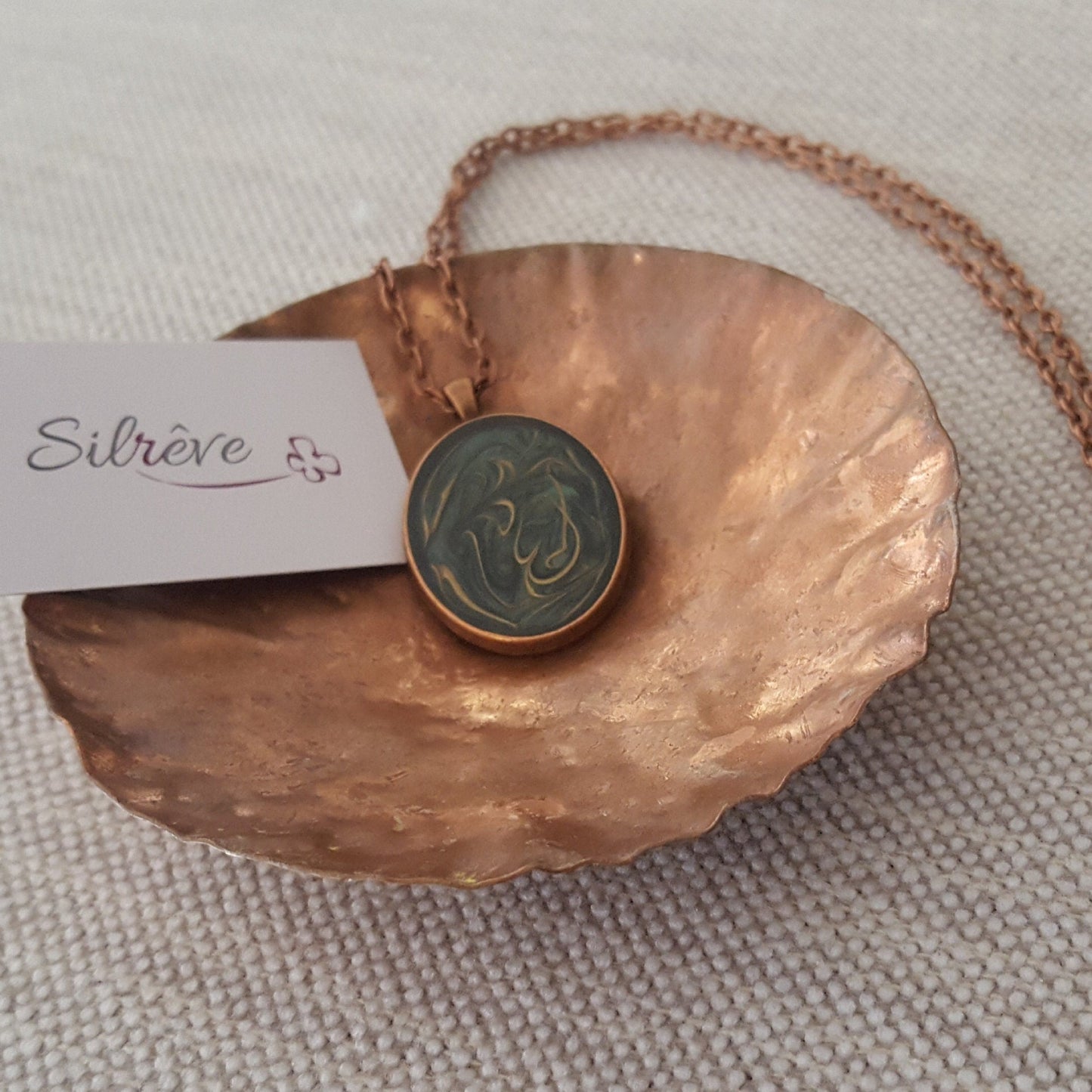Collana in rame con ciondolo ovale dipinto e vetrificato a mano.