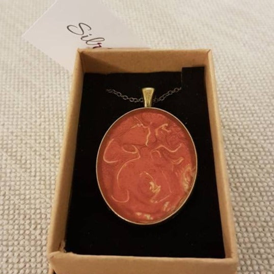 Collana in rame con ciondolo ovale dipinto e vetrificato a mano.