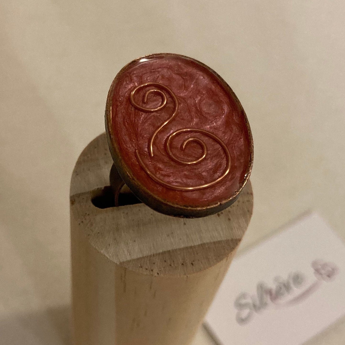 Anello ovale in rame da personalizzare; dipinto e vetrificato a mano. Struttura ovale in rame regolabile.