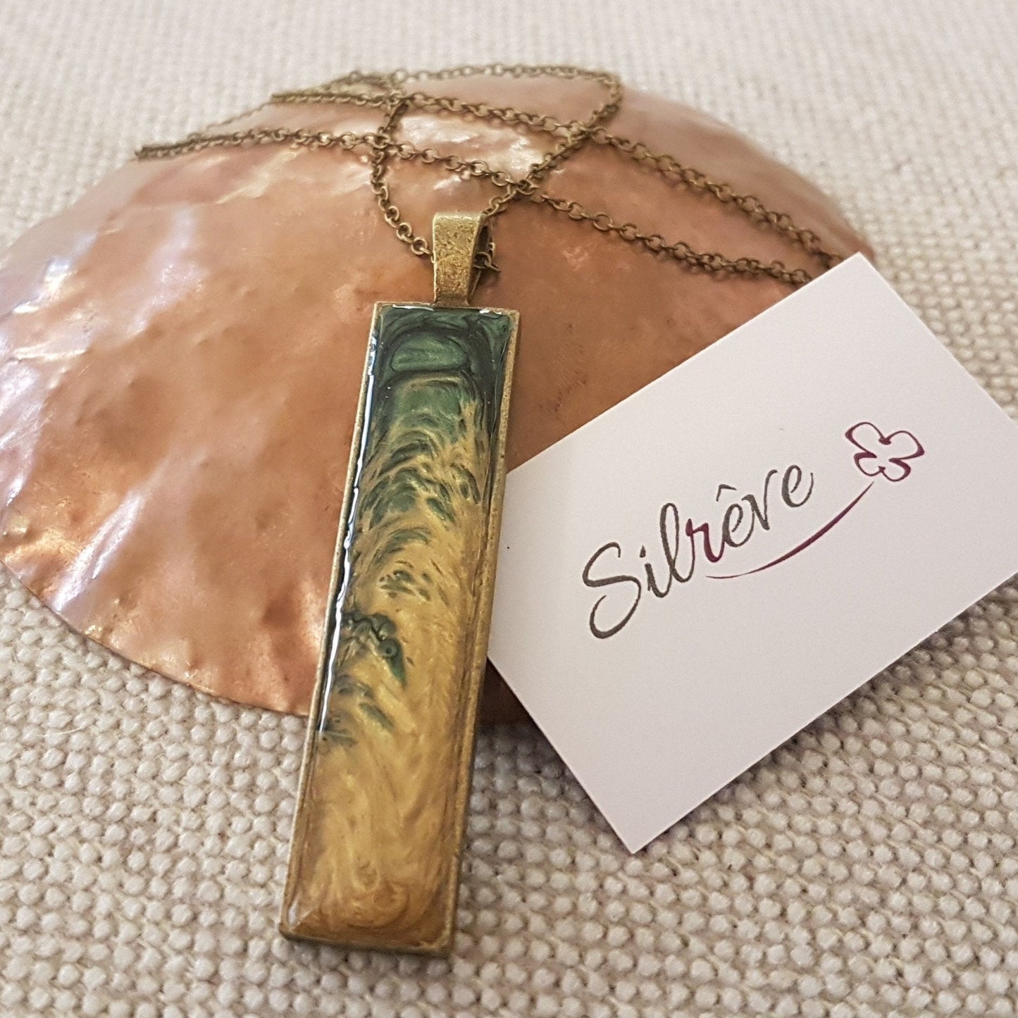Collana in bronzo con ciondolo rettangolare dipinto e vetrificato a mano.