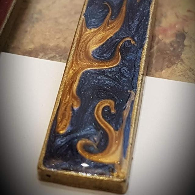 Collana in bronzo con ciondolo rettangolare dipinto e vetrificato a mano.