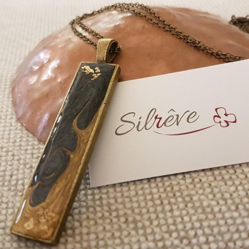 Collana in bronzo con ciondolo rettangolare dipinto e vetrificato a mano.