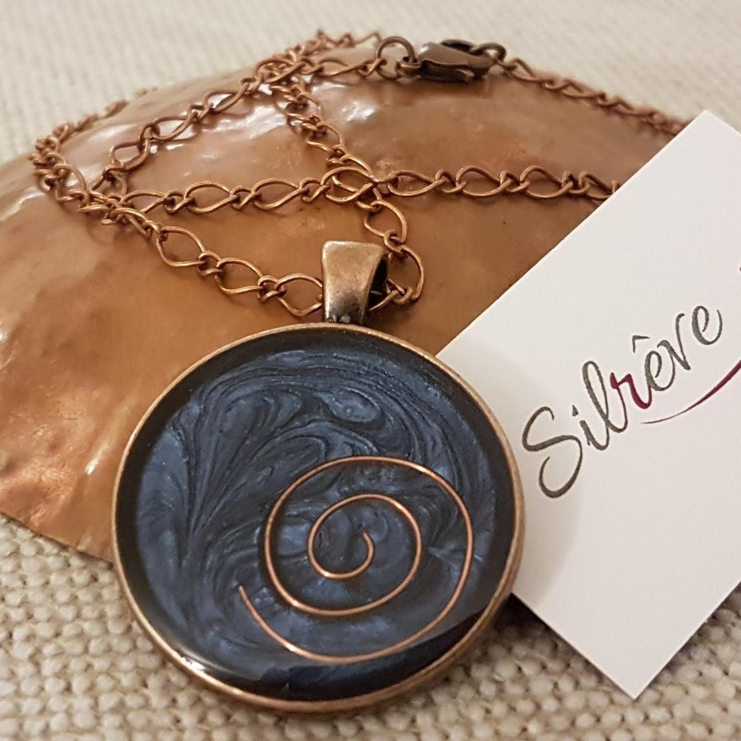 Collana in rame con ciondolo tondo, dipinto e vetrificato a mano.