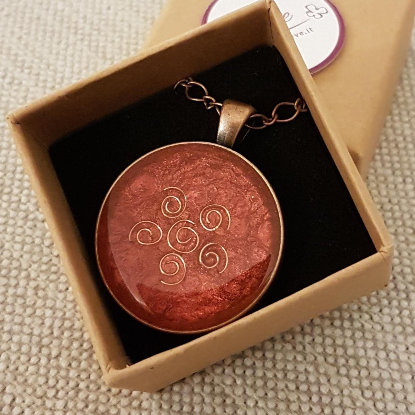 Collana in rame con ciondolo tondo, dipinto e vetrificato a mano.