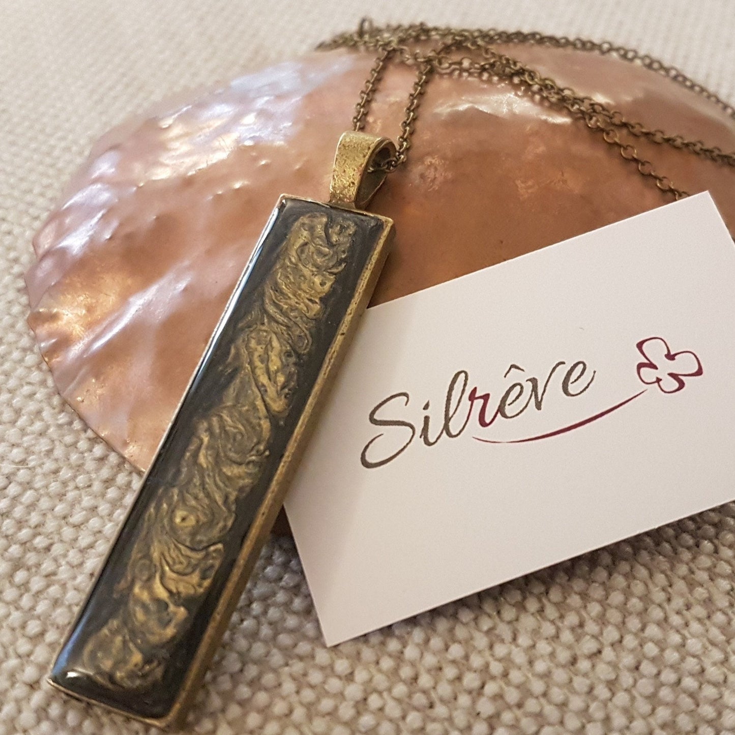 Collana in bronzo con ciondolo rettangolare dipinto e vetrificato a mano.