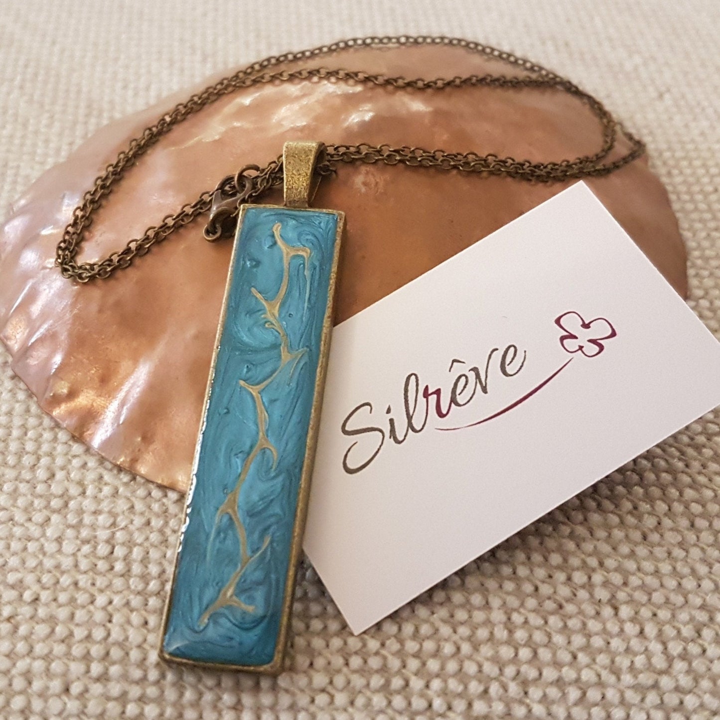 Collana in bronzo con ciondolo rettangolare dipinto e vetrificato a mano.