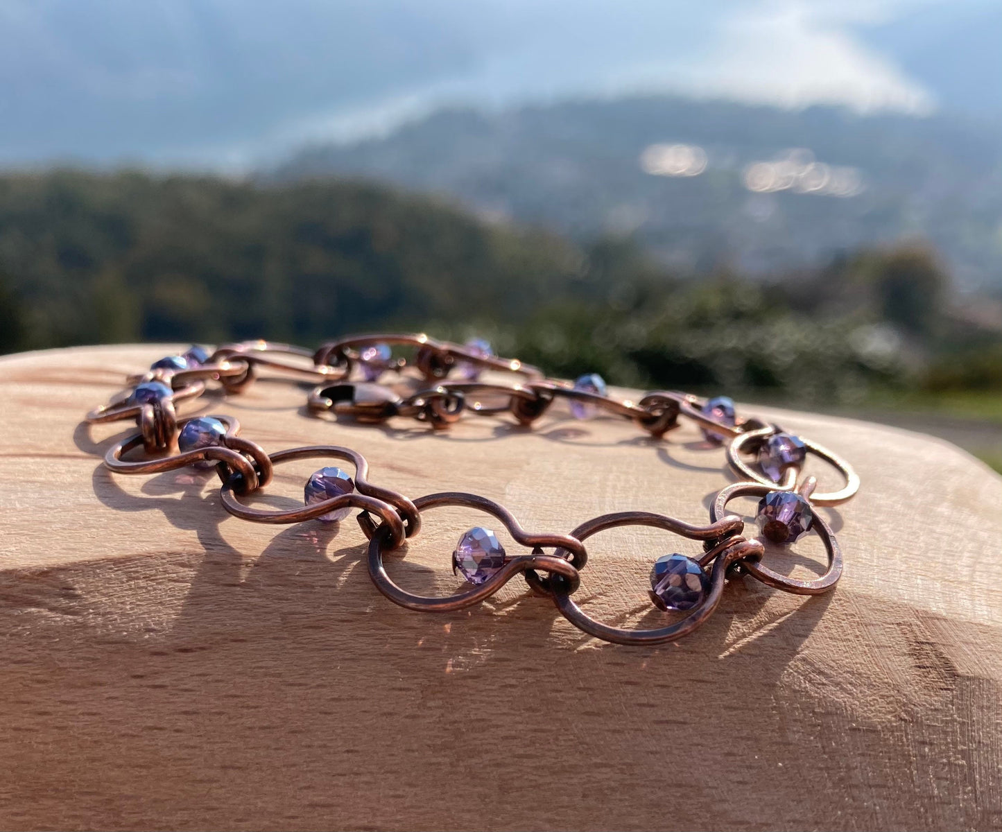Braccialetto a catenella in rame martellato, anticato e impreziosito con piccoli cristalli. Maglie da 1,0 cm
