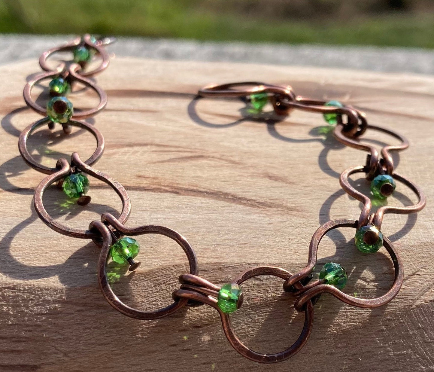 Braccialetto a catenella in rame martellato, anticato e impreziosito con piccoli cristalli. Maglie da 1,0 cm