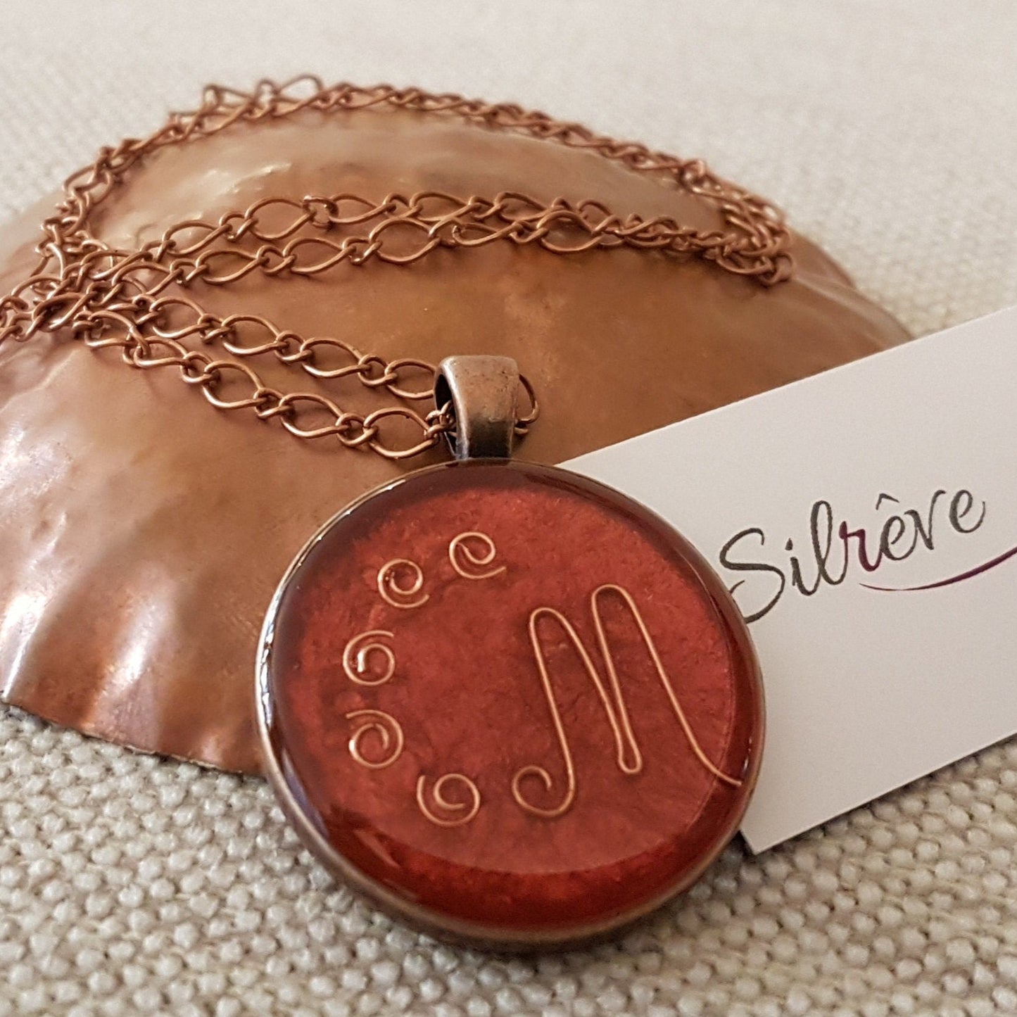 Collana in rame con ciondolo tondo, dipinto e vetrificato a mano.